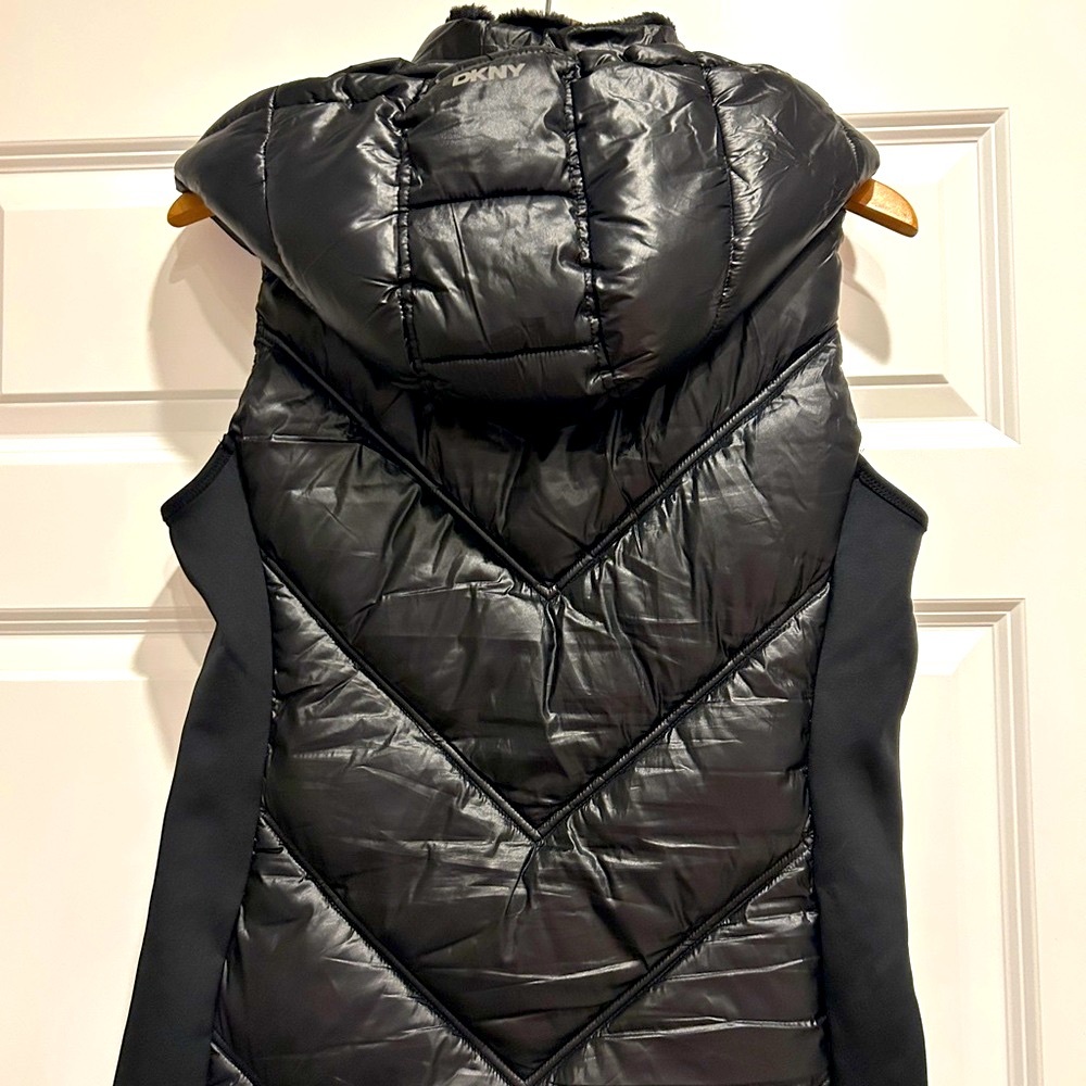 Women's Black Quilted Vest with Faux Fur Neckline - Picture 4 of 8